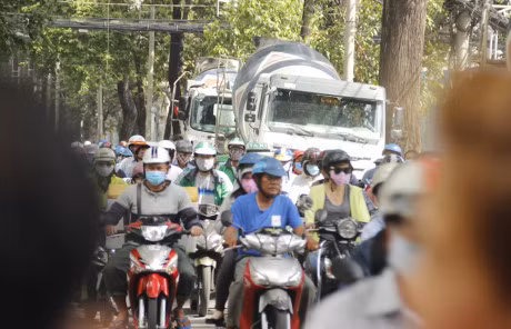 TP.HCM: Bat chap bien cam, xe be tong dau thanh hang trong trung tam quan 1 - Anh 3