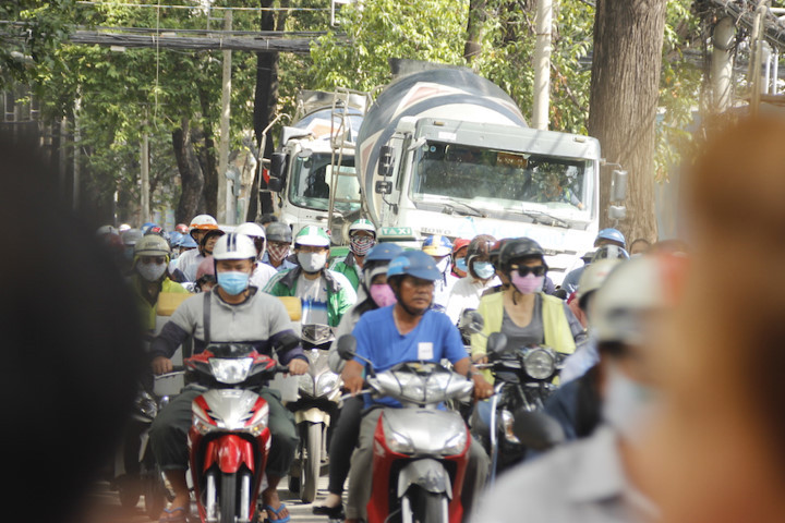 TPHCM: Bất chấp biển cấm, xe bê tông đậu thành hàng trong trung tâm quận 1