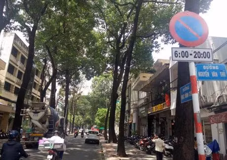 TP.HCM: Bat chap bien cam, xe be tong dau thanh hang trong trung tam quan 1 - Anh 2