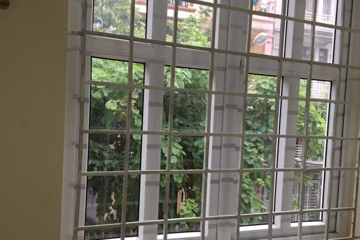 Cửa sổ nơi bé gái bị ngã đã được hàn thêm song sắt ngang ngay sau khi sự việc xảy ra. Ảnh: Quyên Quyên.