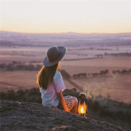 Bất ngờ trước dung nhan thật của cô gái chuyên chụp ảnh từ phía sau - Ảnh 1 Bat ngo truoc dung nhan that cua co gai chuyen chup anh tu phia sau - Anh 1