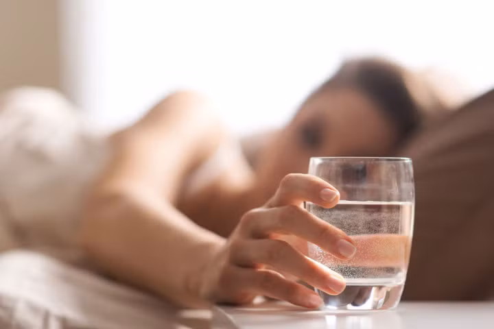 Lý do trước khi đi ngủ ban đêm, mỗi người nên uống 1 cốc nước