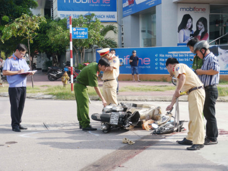 Xe cẩu kéo lê 2 người phụ nữ gần 7 m trên đường - Ảnh 2 Xe cau keo le 2 nguoi phu nu gan 7 m tren duong - Anh 2