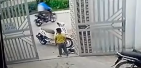 Be trai lieu minh giang co voi ten trom xe may - Anh 2