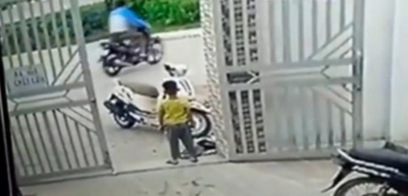 Bé trai liều mình giằng co với tên trộm xe máy - Ảnh 2 Be trai lieu minh giang co voi ten trom xe may - Anh 2