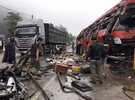 Hien truong kinh hoang lat vu xe khach 9 nguoi thuong vong - Anh 2