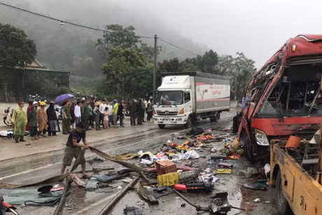 Hien truong kinh hoang lat vu xe khach 9 nguoi thuong vong - Anh 7