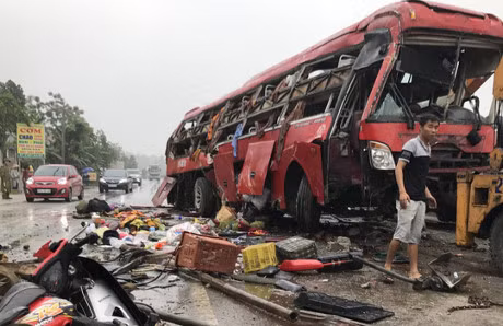 Hien truong kinh hoang lat vu xe khach 9 nguoi thuong vong - Anh 1