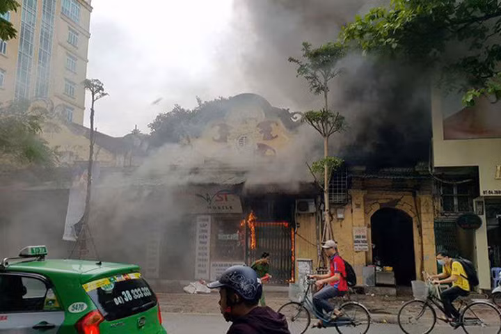 Lửa cháy rực bên trong căn nhà khóa cửa. (Ảnh: CTV/Dân trí)