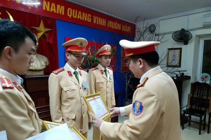 Những hành động nhân văn, ý nghĩa, hết lòng vì nhân dân phục vụ của các đồng chí CSGT đã được lãnh đạo các cấp biểu dương, khen thưởng