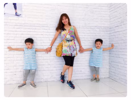 Hai con trai dang yeu, mac dep nha MC 