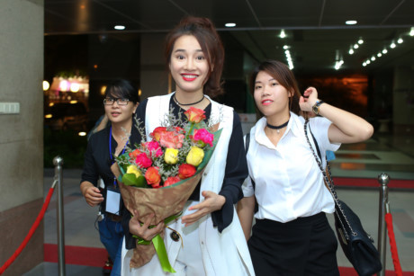 Nha Phuong tuoi tan di nghe nhac mot minh - Anh 2