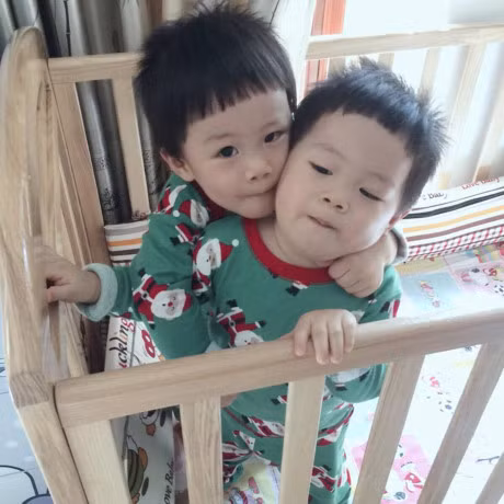 Hai con trai dang yeu, mac dep nha MC 