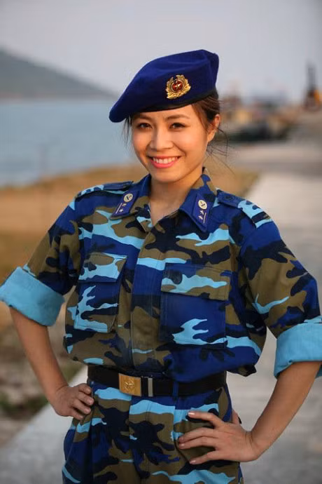 Hai con trai dang yeu, mac dep nha MC 