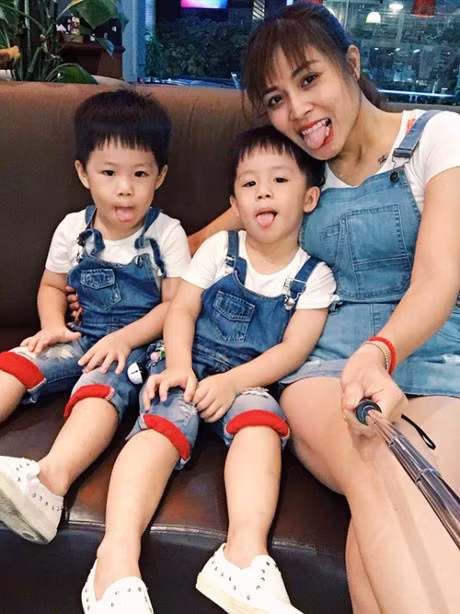 Hai con trai dang yeu, mac dep nha MC 