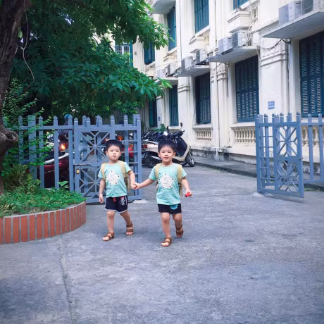 Hai con trai dang yeu, mac dep nha MC 