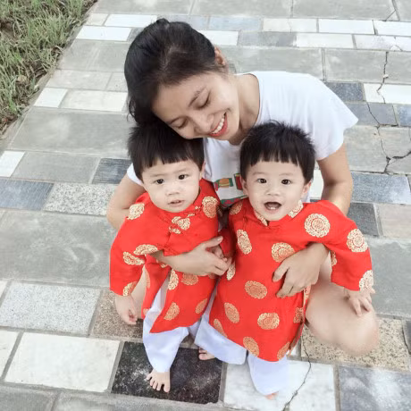 Hai con trai dang yeu, mac dep nha MC 