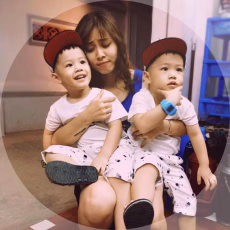 Hai con trai dang yeu, mac dep nha MC 