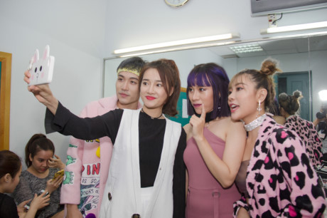 Nha Phuong tuoi tan di nghe nhac mot minh - Anh 6