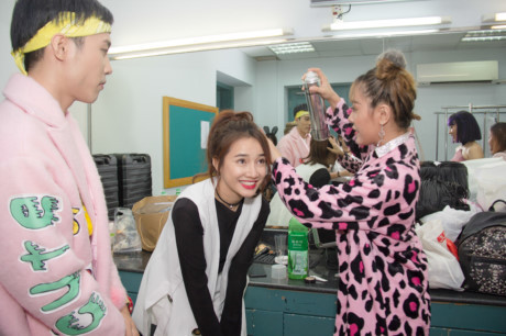 Nha Phuong tuoi tan di nghe nhac mot minh - Anh 5