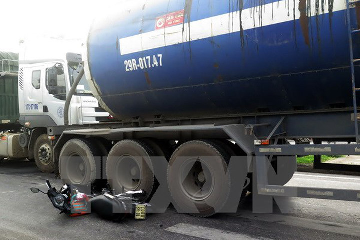 Xe bồn chở xăng dầu gây tai nạn, một cháu bé thiệt mạng