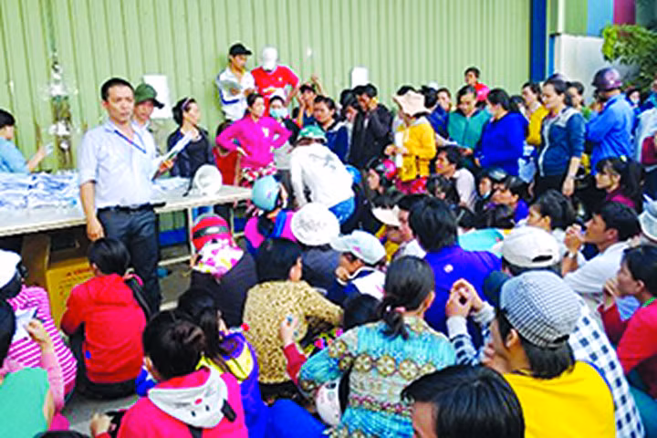 Người lao động nên nhờ đến tổ chức đại diện cho mình là công đoàn để được hỗ trợ. Trong ảnh: Công nhân Cty Keo Hwa Vina được cán bộ LĐLĐ huyện Hóc Môn, hướng dẫn làm thủ tục khởi kiện ra tòa. Ảnh: L.T Bán điện đúng giá