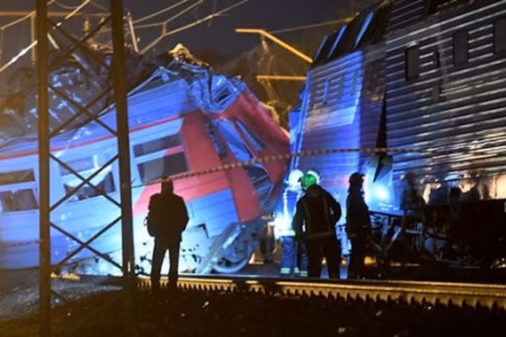 Hiện trường 2 tàu hỏa đâm nhau trực diện ở Nga, 50 người bị thương