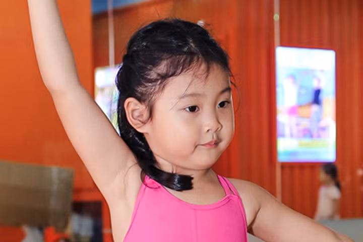 Hoa hậu Hương Giang đưa con gái lớn đi học múa ballet