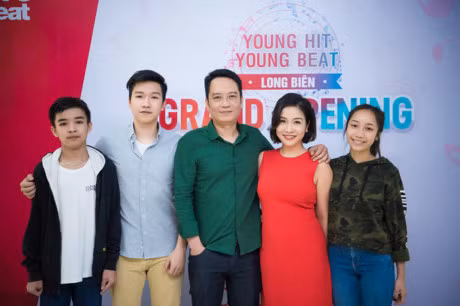 Xuan Bac dua vo con toi chuc mung vo chong My Linh - Anh 3