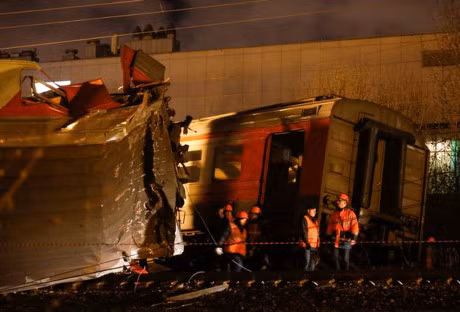 Hien truong 2 tau hoa dam nhau truc dien o Nga, 50 nguoi bi thuong - Anh 7