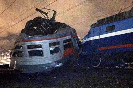 Hien truong 2 tau hoa dam nhau truc dien o Nga, 50 nguoi bi thuong - Anh 1