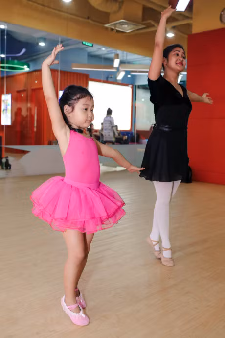 Hoa hau Huong Giang dua con gai lon di hoc mua ballet - Anh 6