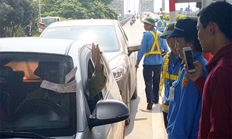 Tai xe lai mua ve bang tien le, tram thu phi Ben Thuy danh mo cua mien phi - Anh 3