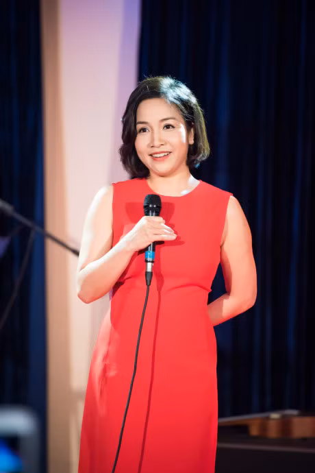 Xuan Bac dua vo con toi chuc mung vo chong My Linh - Anh 1