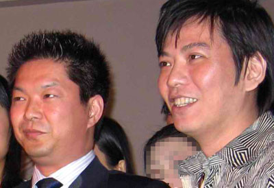 Stanley Elliot Tan - Trưởng văn phòng và Pheng Kwok Ping Patrick - Trưởng phòng tài chính của Golden Rock khi còn chung vai sát cánh ở Việt Nam. Stanley Elliot Tan (Trưởng văn phòng) và Pheng Kwok Ping Patrick (Trưởng phòng tài chính của Golden Rock) khi còn chung vai sát cánh ở Việt Nam.