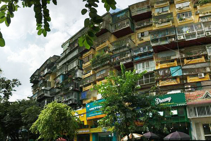 Những căn hộ trong khu tập thể Giảng Võ san sát nhau không còn một kẽ hở.