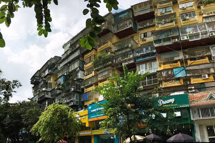 Những căn hộ trong khu tập thể Giảng Võ san sát nhau không còn một kẽ hở.