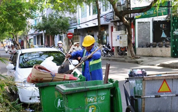 Các công nhân vệ sinh dọn dẹp mặt đường sạch đẹp cho bà con du xuân.
