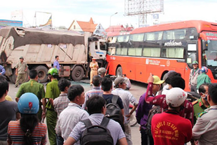 Hướng dẫn lùi xe, nhân viên xe Phương Trang tử vong tại chỗ