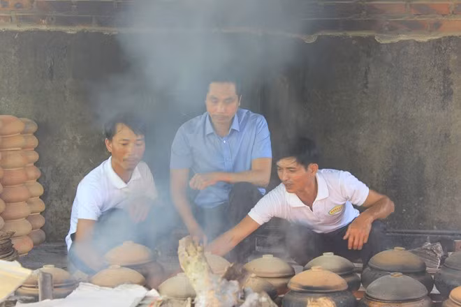 Từ nguồn gốc nguyên liệu cá gia vị, cho đến việc chế biến đều do các “nghệ nhân kho cá” thực hiện ở làng Vũ Đại. Một nồi cá kho có giá khá đắt. Nồi loại 1kg cá tươi nguyên liệu giá 400.000 đồng, nồi 4 kg giá đến 1 triệu đồng. Vào những dịp Tết, số đơn hàng của anh Toàn lên đến mấy trăm nồi/ngày. Chỉ riêng bán cá kho, doanh thu một năm của công ty lên đến 5 tỷ đồng. Ảnh: Ngọc Lan. 