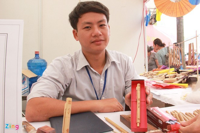 Đầu năm 2014, anh Thắng thành lập công ty TNHH TM Dinet (Dinet hay còn gọi là ‘đi nét’ - một trong những công đoạn làm bút tre), đạt doanh thu hàng năm lên đến gần 1 tỷ đồng. Ảnh: Ngọc Lan. 