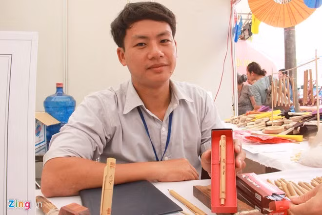 Đầu năm 2014, anh Thắng thành lập công ty TNHH TM Dinet (Dinet hay còn gọi là ‘đi nét’ - một trong những công đoạn làm bút tre), đạt doanh thu hàng năm lên đến gần 1 tỷ đồng. Ảnh: Ngọc Lan. 