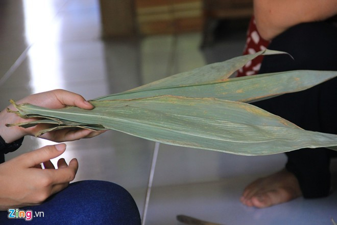 1, Buôn lá tre kiếm tiền tỷ Tưởng rằng không có tác dụng gì ngoài việc để đốt, nhưng lá tre đã giúp nhiều gia đình ở Mỹ Đức (Hà Nội) và Đoan Hùng (Phú Thọ) kiếm tiền triệu, thậm chí là tiền tỷ. Đơn cử, gia đình bà Đặng Thị Triệu, một hộ nghèo ở xã An Phú, Mỹ Đức, Hà Nội đã có doanh thu lên đến hàng tỷ đồng từ việc buôn bán lá tre. Năm 1992, giá vàng chỉ hơn 400.000 đồng/chỉ thì chưa đầy 50 kg lá tre, bà Triệu bán giá 14.000 đồng/kg, đã thu về 700.000 đồng. Ảnh: Ngọc Lan. 