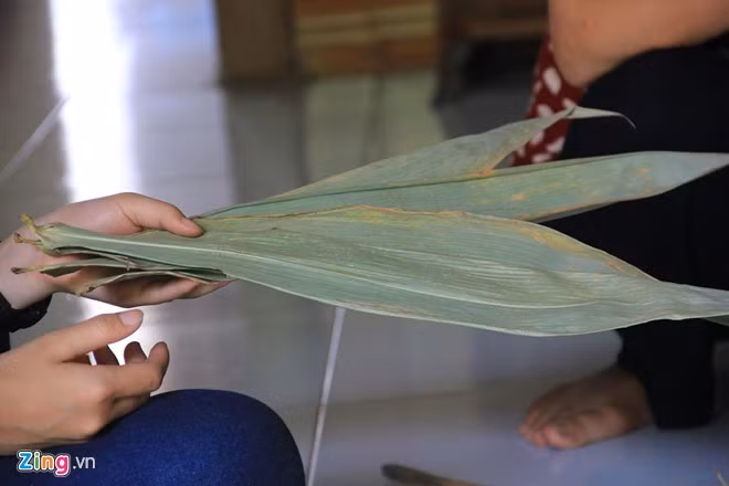 1, Buôn lá tre kiếm tiền tỷ Tưởng rằng không có tác dụng gì ngoài việc để đốt, nhưng lá tre đã giúp nhiều gia đình ở Mỹ Đức (Hà Nội) và Đoan Hùng (Phú Thọ) kiếm tiền triệu, thậm chí là tiền tỷ. Đơn cử, gia đình bà Đặng Thị Triệu, một hộ nghèo ở xã An Phú, Mỹ Đức, Hà Nội đã có doanh thu lên đến hàng tỷ đồng từ việc buôn bán lá tre. Năm 1992, giá vàng chỉ hơn 400.000 đồng/chỉ thì chưa đầy 50 kg lá tre, bà Triệu bán giá 14.000 đồng/kg, đã thu về 700.000 đồng. Ảnh: Ngọc Lan. 