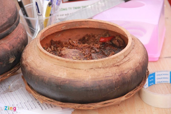 2. Bỏ nghề kỹ sư, bán cá kho thu tiền tỷ Có thu nhập 10 triệu đồng/tháng với nghề kỹ sư xây dựng, nhưng anh Nguyễn Bá Hoàn, ở Ninh Giang, Hải Dương quyết định nghỉ việc để đi bán đặc sản cá kho Vũ Đại. Ảnh: Ngọc Lan. 