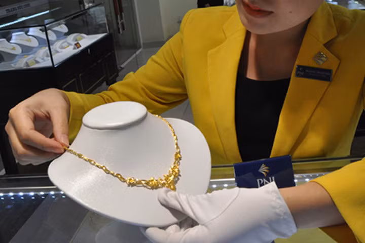 Mua bán vàng hiện nay chủ yếu là các giao dịch nhỏ lẻ. Ảnh: Lệ Chi.