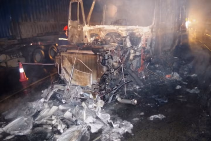 Chiếc xe container đang chạy trên quốc lộ bất ngờ bốc cháy