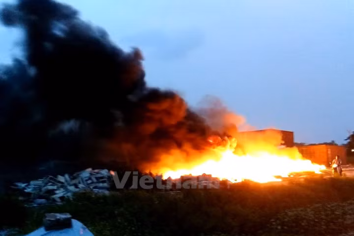 Bãi rác thải tại thôn Quan Độ (xã văn Môn, Yên Phong, Bắc Ninh) bùng cháy dữ dội vào tối 13/2/2017. Ảnh: N.V/Vietnam+