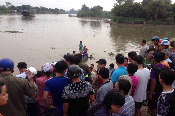 Lực lượng cứu hộ tìm kiếm thi thể 2 học sinh