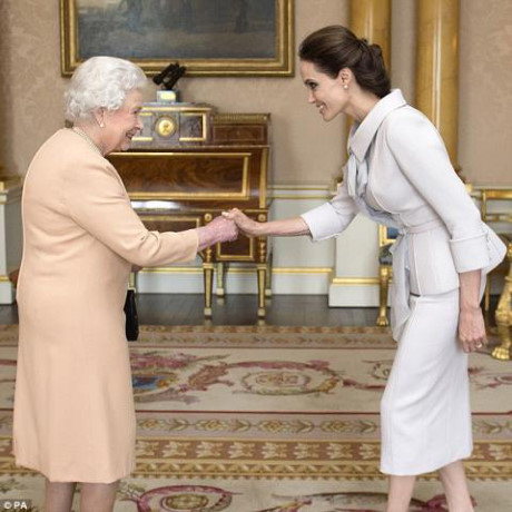 Trong đơn ly dị Brad Pitt, Angelina Jolie chỉ muốn giữ lại đồ trang sức - Ảnh 6 Trong don ly di Brad Pitt, Angelina Jolie chi muon giu lai do trang suc - Anh 6